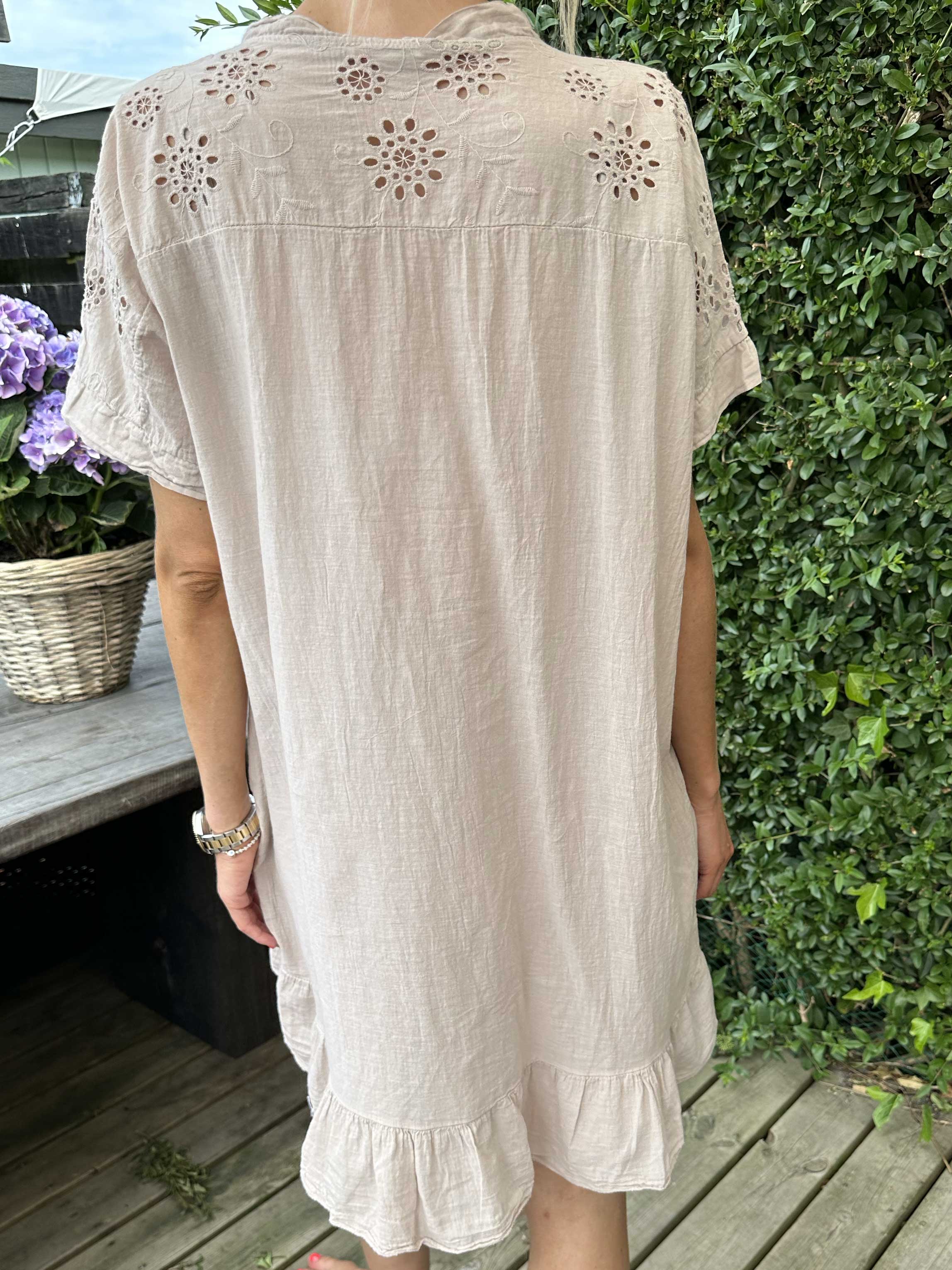 Bine - Enkel sommarklänning med broderi anglaise - Pink